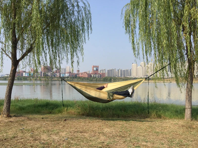 Hamac de Parachute Solide avec Sangles et Mousquetons Noirs - Camping, Voyage, Survie, Mobilier Extérieur pour Deux Personnes