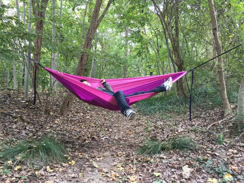 Hamac de Parachute Solide avec Sangles et Mousquetons Noirs - Camping, Voyage, Survie, Mobilier Extérieur pour Deux Personnes